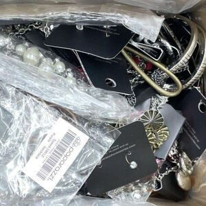 10+ Item Mixed Fashion Costume Jewelry Lot Wearable Modern Vintage Estate 0831
